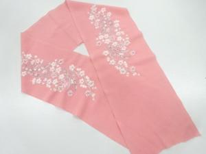 縮緬地梅模様刺繍半衿